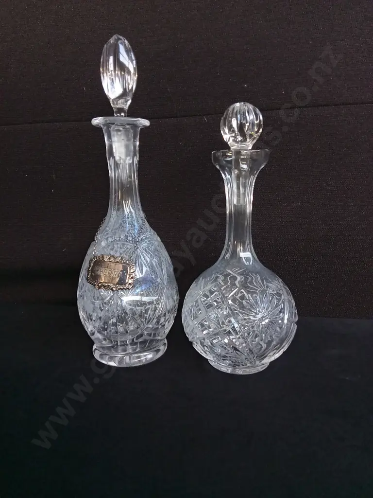 PAIR OF CUT GLASS DECANTERS, TALLEST H 37 CM Image 1++