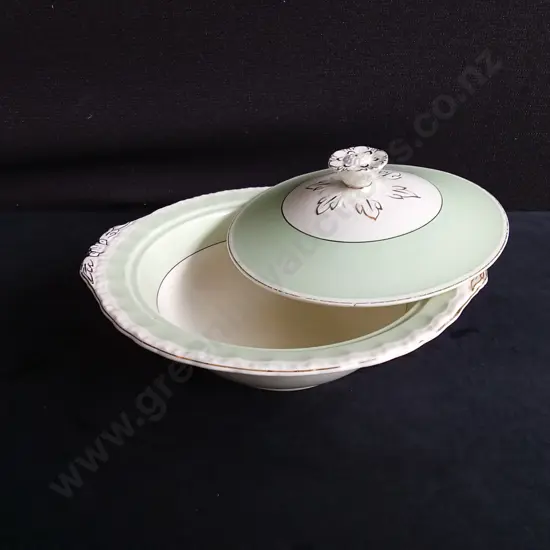VINTAGE LIDDED SERVING DISH CREAMPETAL PATTERN BY GRINDLEY, DIAMETER 24 CM