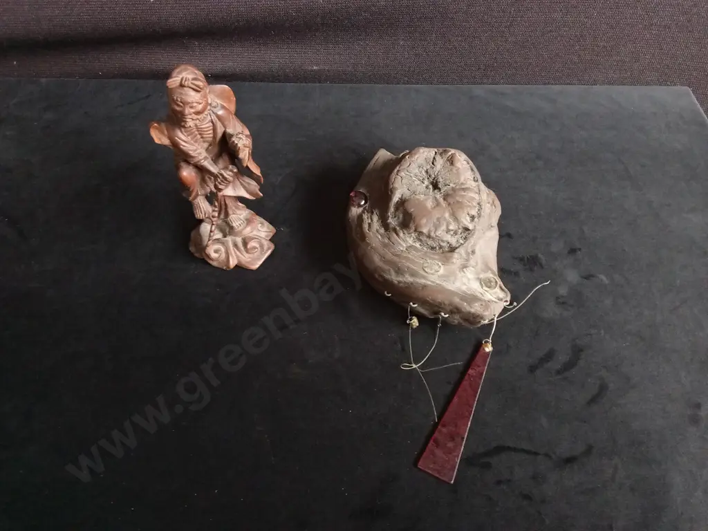 ANTIQUE CHINESE CARVED SCULPTURE OF LI TIEGUAI, H 17 CM, AND WALL HANGING ART PIECE, L 19 CM Image 1++