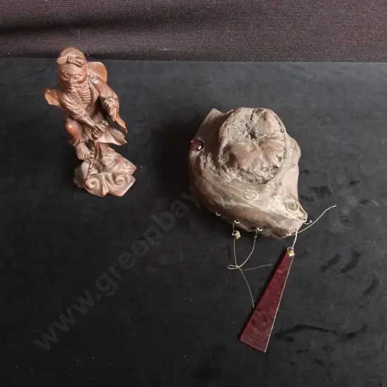 ANTIQUE CHINESE CARVED SCULPTURE OF LI TIEGUAI, H 17 CM, AND WALL HANGING ART PIECE, L 19 CM
