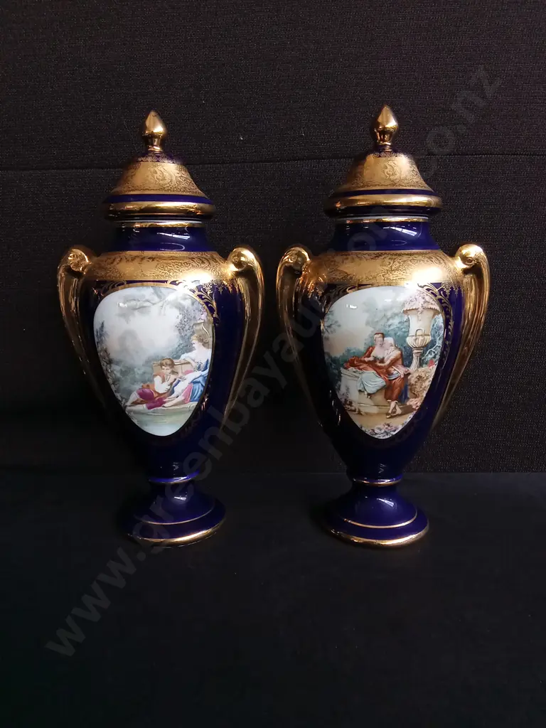 VINTAGE PAIR OF LIMOGES FRANCE PORCELAIN LIDDED URNS, SÈVRES STYLE COURTING COUPLE VASES, H 34 CM Image 1++