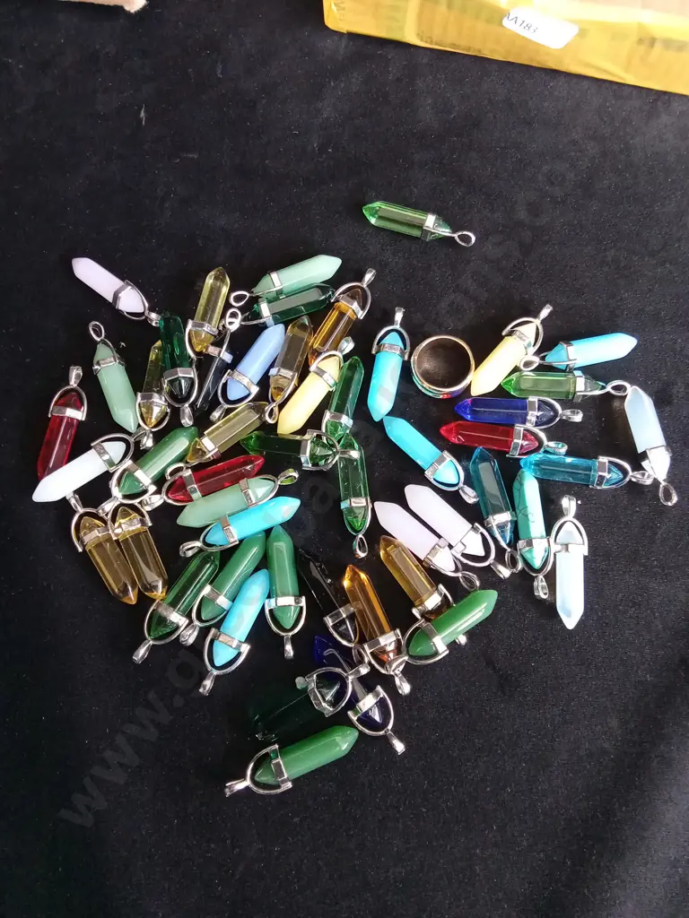SMALL BOX OF MIXED COLOURED PENDANT STONES Image 1++