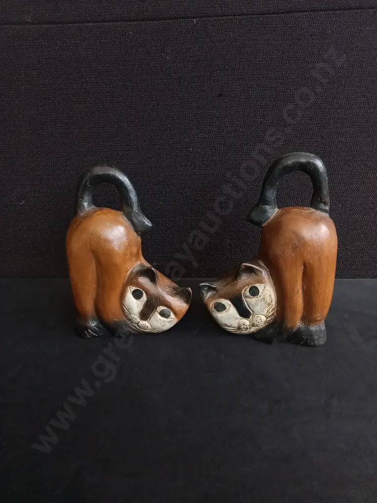PAIR OF HANDMADE CARVED WOODEN CAT FIGURES, H 16.5 CM Image 1++