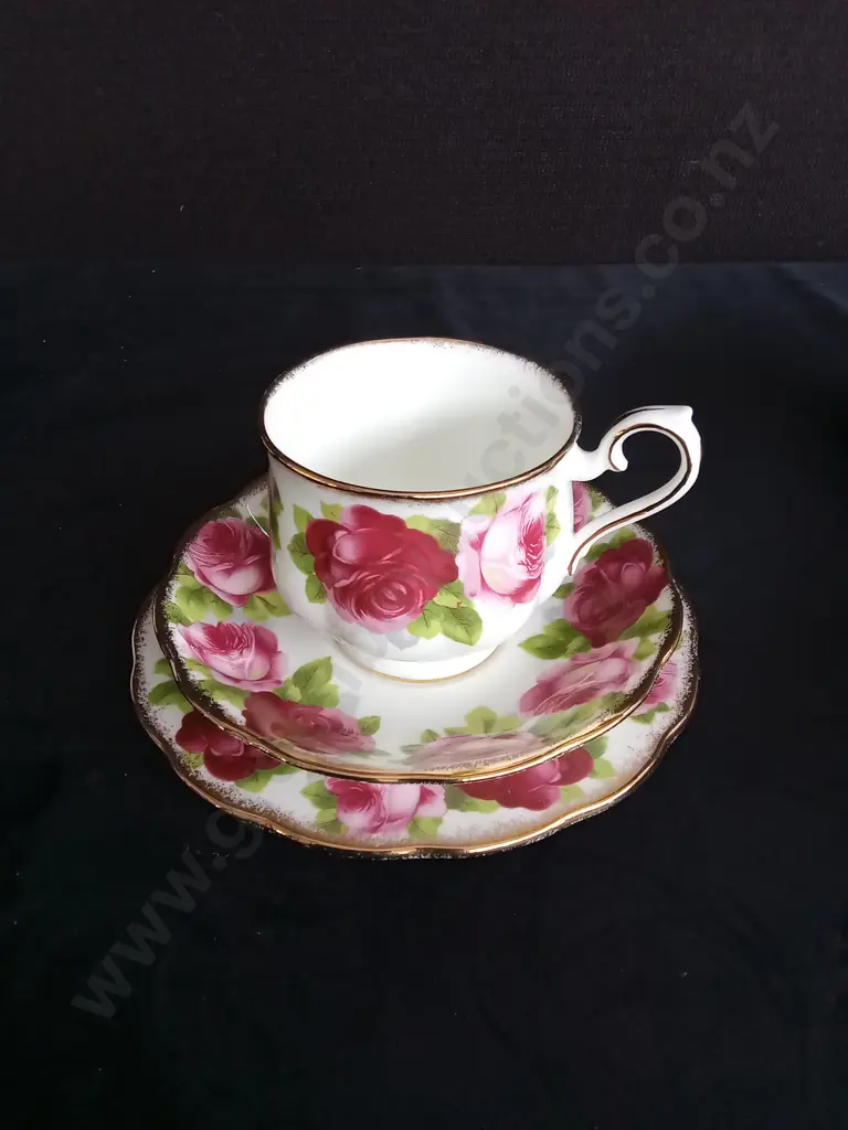 20 PIECE ROYAL ALBERT OLD ENGLISH RISE BONE CHINA TEA SET Image 1++