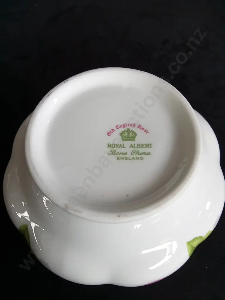 20 PIECE ROYAL ALBERT OLD ENGLISH RISE BONE CHINA TEA SET Image 1++