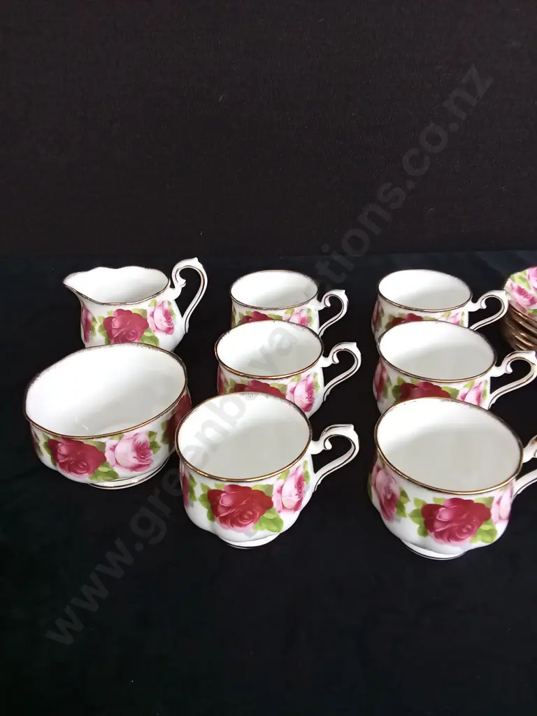 20 PIECE ROYAL ALBERT OLD ENGLISH RISE BONE CHINA TEA SET Image 1++