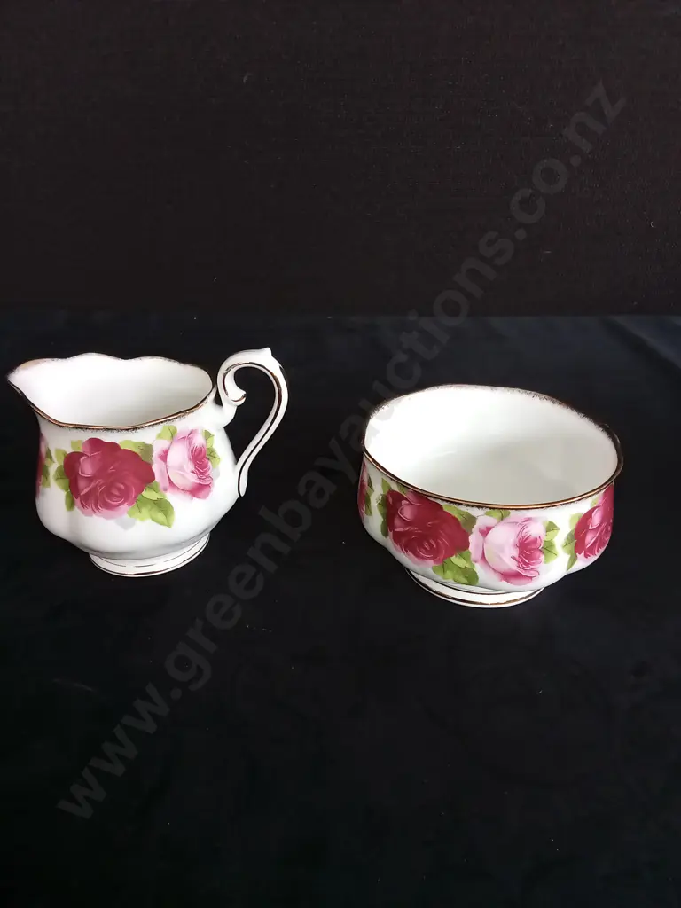 20 PIECE ROYAL ALBERT OLD ENGLISH RISE BONE CHINA TEA SET Image 1++