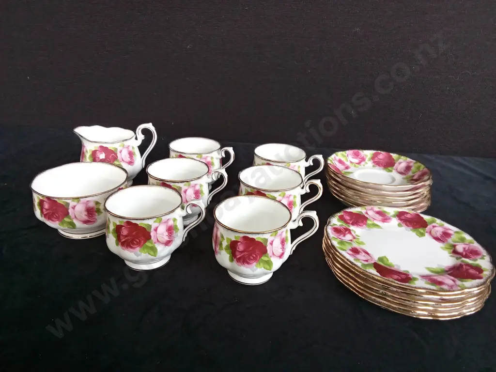 20 PIECE ROYAL ALBERT OLD ENGLISH RISE BONE CHINA TEA SET Image 1++