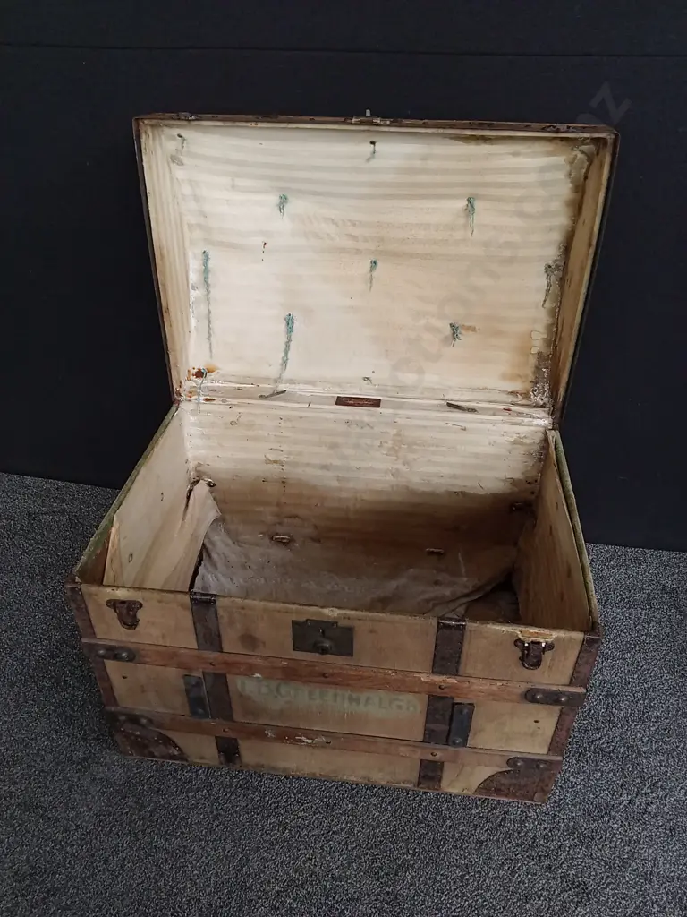 ANTIQUE STEAMER TRUNK, WOOD AND CANVAS, H 64 CM X W 78.5 CM X D 51 CM Image 1++