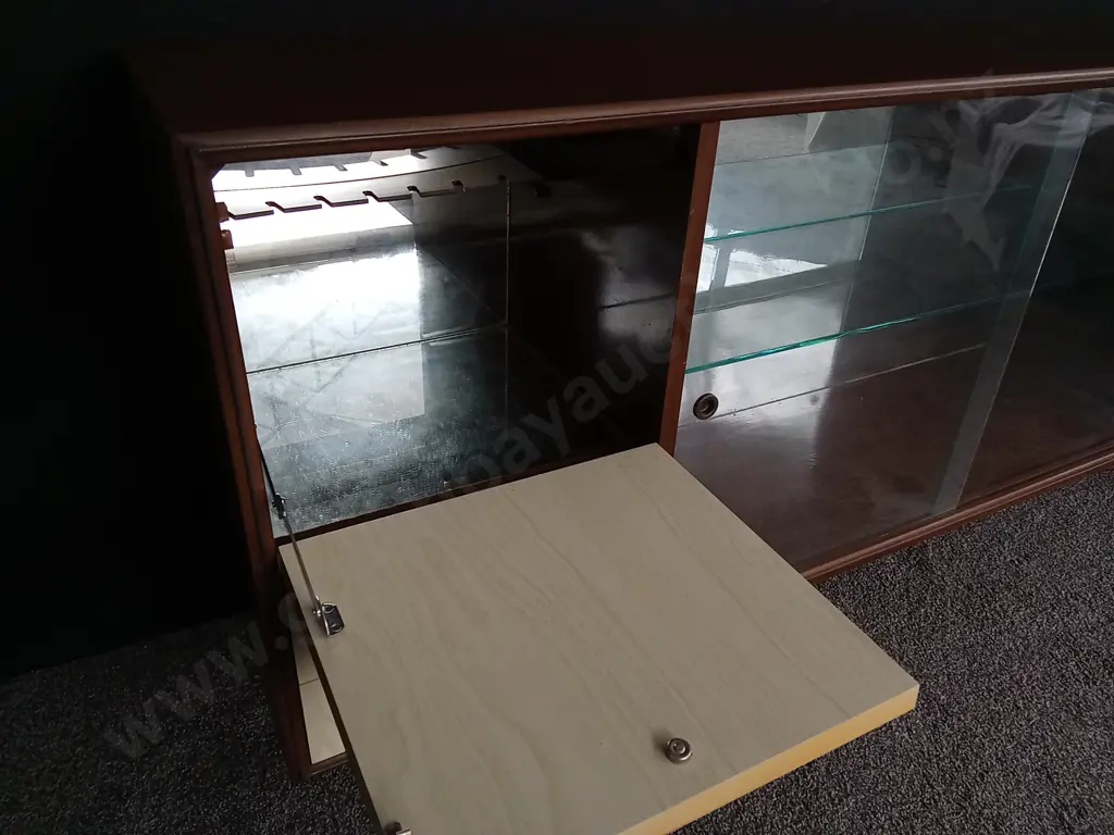 MID CENTURY MODERN DISPLAY CABINET WITH GLASS DOORS AND MIRRORS, H 78 CM X W 1.83 M X D 37.5 CM Image 1++