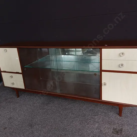 MID CENTURY MODERN DISPLAY CABINET WITH GLASS DOORS AND MIRRORS, H 78 CM X W 1.83 M X D 37.5 CM