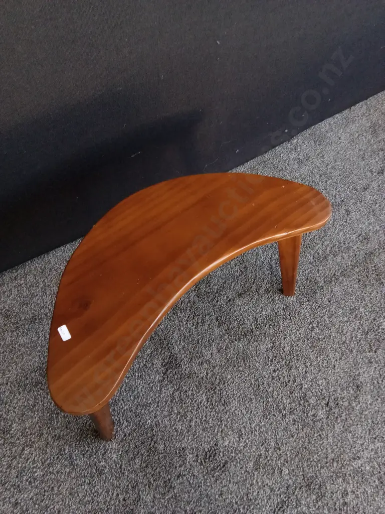 MID CENTURY MODERN STYLE KIDNEY SHAPED TABLE, H 37 CM X W 59.5 CM Image 1++