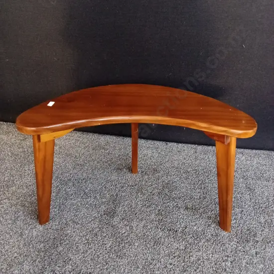 MID CENTURY MODERN STYLE KIDNEY SHAPED TABLE, H 37 CM X W 59.5 CM