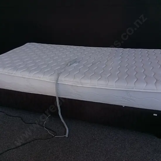 KING SINGLE ADJUSTABLE MOTORISED BED AND MATTRESS, WORKING