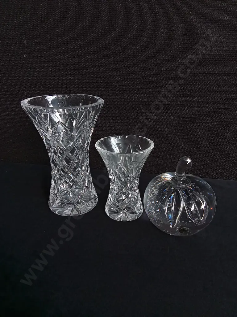 VINTAGE CUT GLASS CRYSTAL VASES AND REIJMYRE GLASBRUK GLASS APPLE PAPERWEIGHT, TALLEST H 15 CM Image 1++