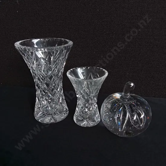 VINTAGE CUT GLASS CRYSTAL VASES AND REIJMYRE GLASBRUK GLASS APPLE PAPERWEIGHT, TALLEST H 15 CM
