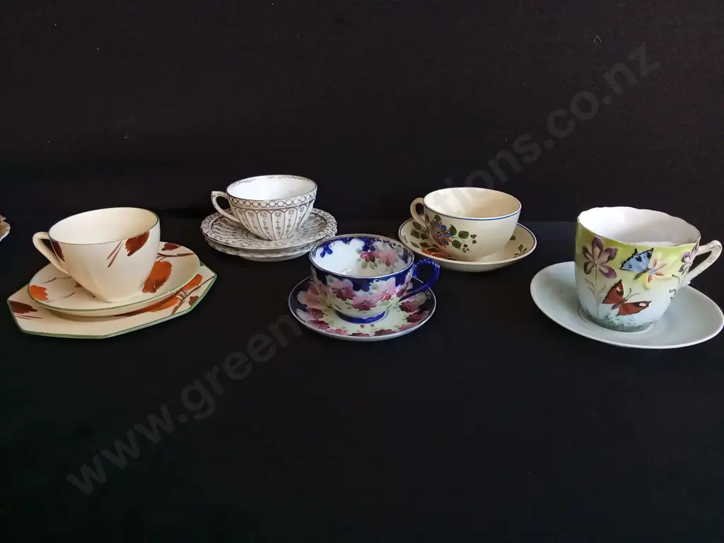 COLLECTION OF VINTAGE TEA CUP AND SAUCERS SET Image 1++