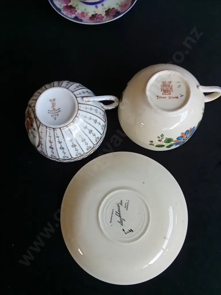 COLLECTION OF VINTAGE TEA CUP AND SAUCERS SET Image 1++
