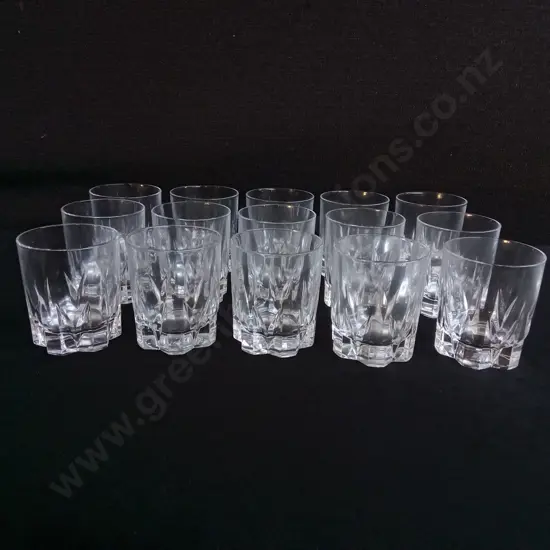 SET OF 15 GLASS LIQUOR TUMBLERS. H 6.5 CM