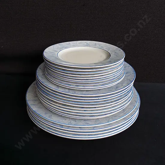 SET OF 25 ROYAL DOULTON ENVOY PATTERN PLATES, LARGEST D 27.5 CM