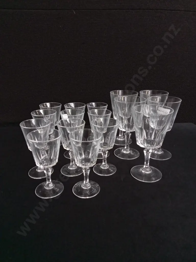 2 SETS OF PANEL CUT GLASSES, SPIRIT GLASSES AND CHAMPAGNE GLASSES, 16 TOTAL. TALLEST H 12 CM Image 1++