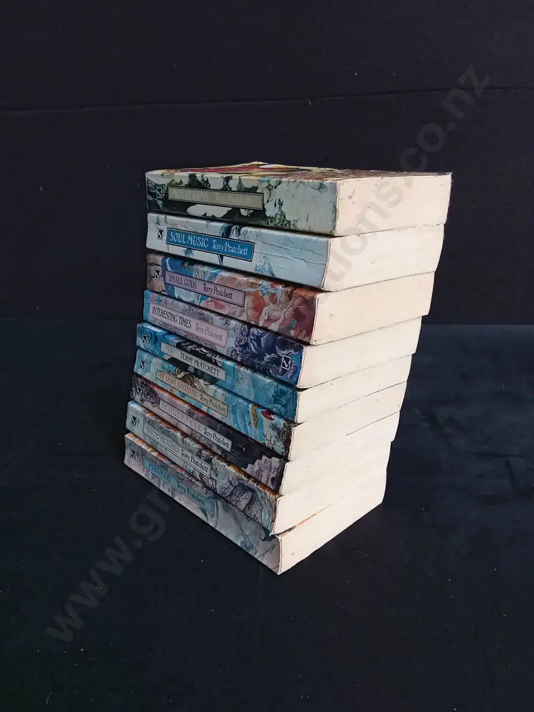 9 TERRY PRATCHETT BOOKS Image 1++
