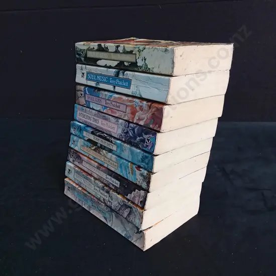 9 TERRY PRATCHETT BOOKS