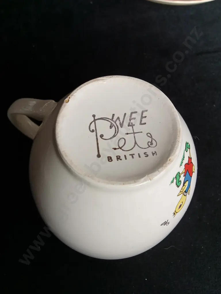 2 VINTAGE CROWN LYNN "WEE PETS" TEACUP AND SAUCERS AND A VINTAGE KEELE ST. POTTERY CHILDRENS MUG Image 1++