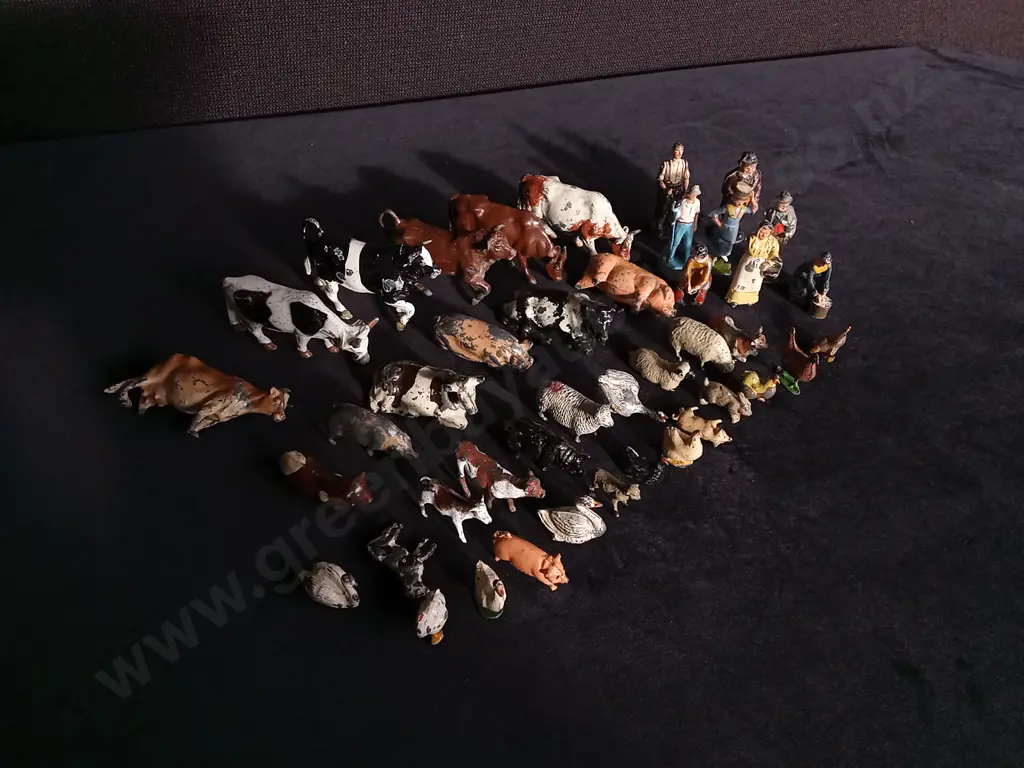 COLLECTION OF VINTAGE MINIATURE LEAD FARM FIGURES, TALLEST H 5.5 CM Image 1++