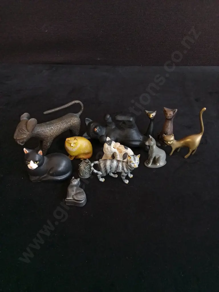 12 CAT FIGURINES TALLEST 8CM Image 1++