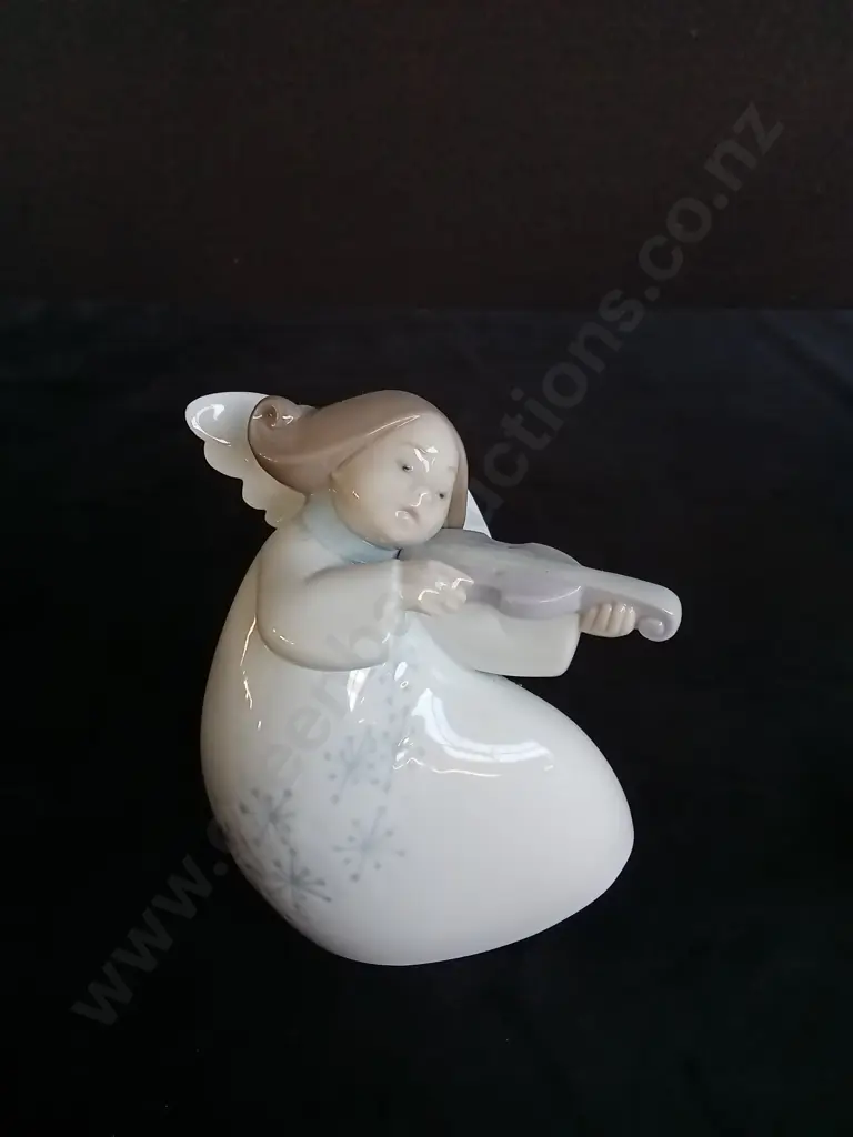 3 CERAMIC ANGEL FIGURINES TALLEST H18CM INCLUDING A LLARDO 1997 VIOLIN CELESTIAL LITTLE ANGEL H10CM AND A CERAMIC GIRL Image 1++