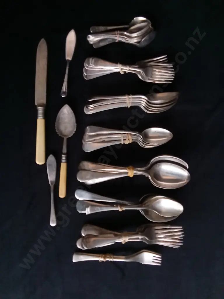 COLLECTION OF VINTAGE CUTLERY Image 1++