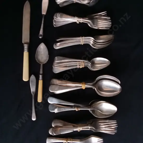 COLLECTION OF VINTAGE CUTLERY