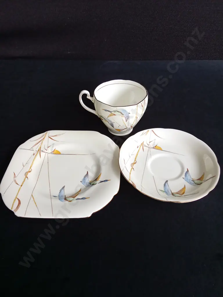 VINTAGE 30'S - 40'S ROYAL GRAFTON "FLIGHT" BONE CHINA TEA TRIO Image 1++