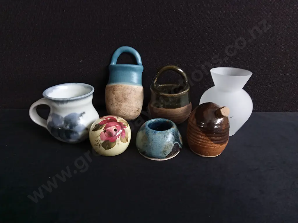 MIX OF DECORATIVE POTTERY AND GLAS VASE, TALLEST H 13CM Image 1++