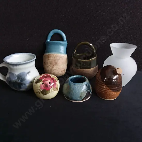 MIX OF DECORATIVE POTTERY AND GLAS VASE, TALLEST H 13CM
