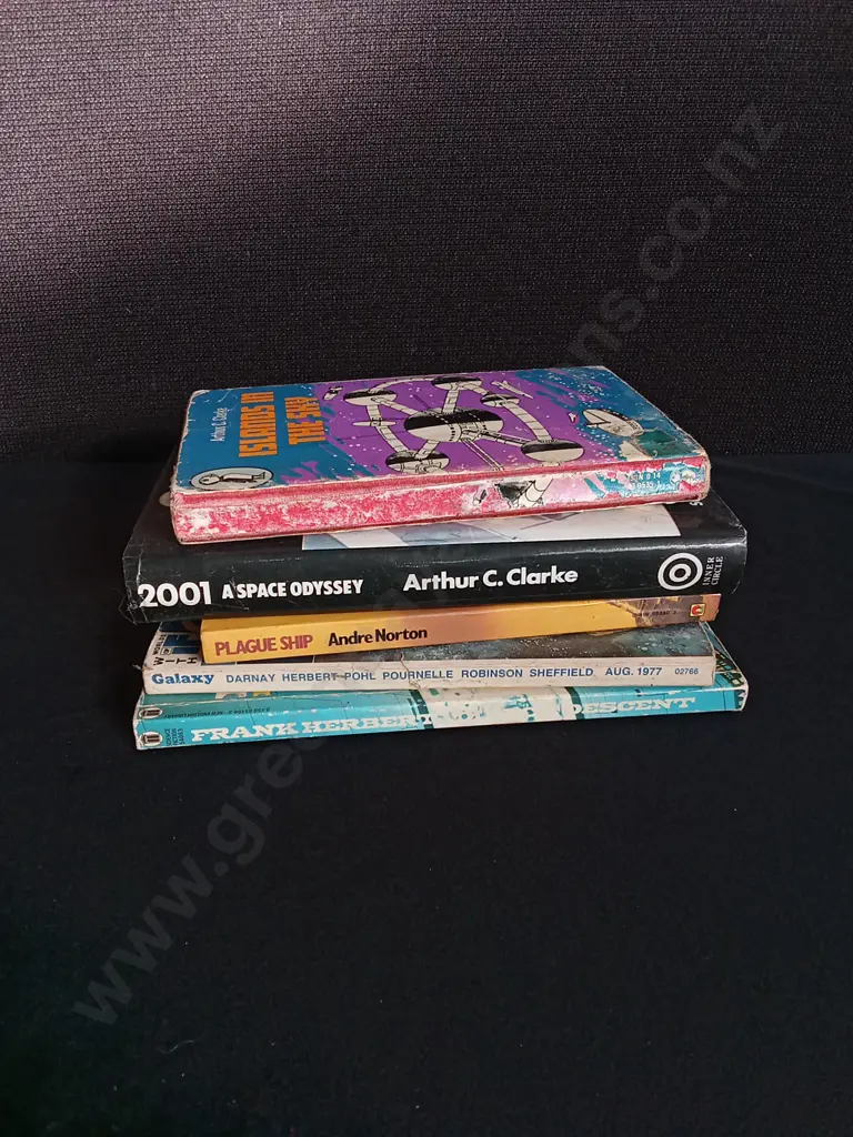 5 VINTAGE SCIENCE FICTION BOOKS Image 1++