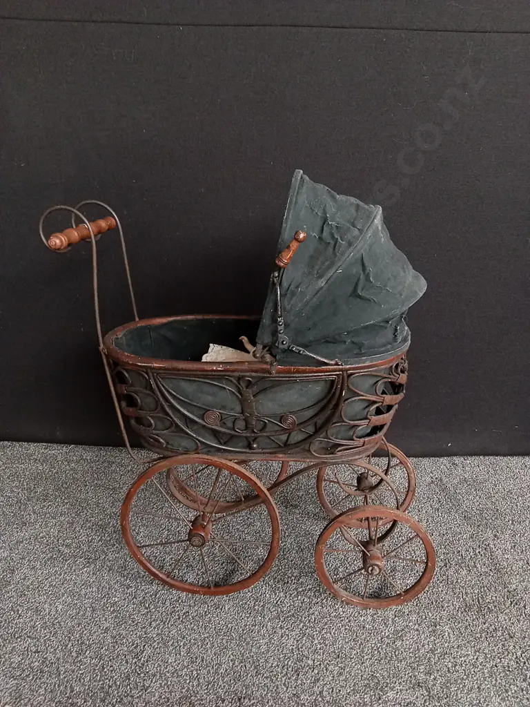 ANTIQUE VICTORIAN STYLE DOLL PRAM AND PAIR OF VINTAGE PORCELAIN DOLLS, TALLEST H APPROX 78 CM Image 1++