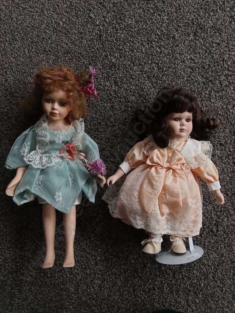 ANTIQUE VICTORIAN STYLE DOLL PRAM AND PAIR OF VINTAGE PORCELAIN DOLLS, TALLEST H APPROX 78 CM Image 1++