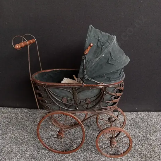 ANTIQUE VICTORIAN STYLE DOLL PRAM AND PAIR OF VINTAGE PORCELAIN DOLLS, TALLEST H APPROX 78 CM