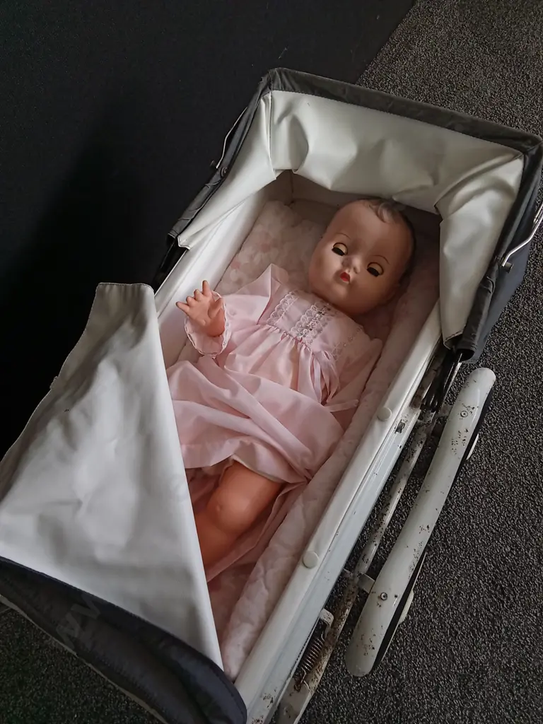 VINTAGE DOLL PRAM AND BABY DOLL, H TO HANDLE 62 CM Image 1++