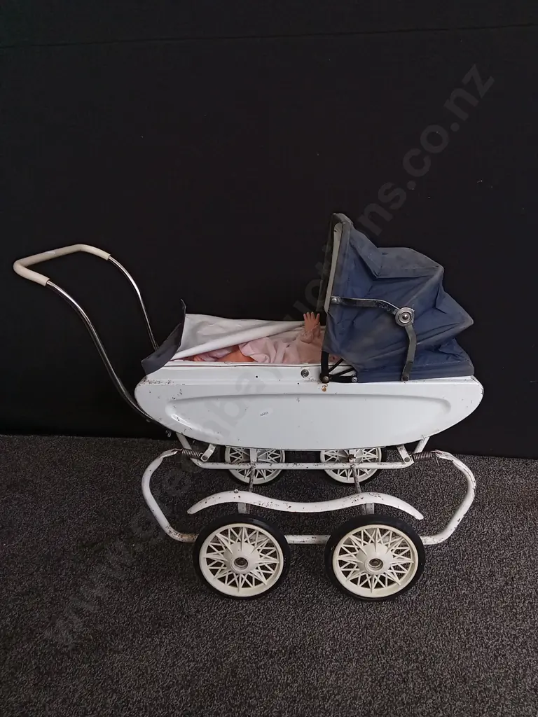VINTAGE DOLL PRAM AND BABY DOLL, H TO HANDLE 62 CM Image 1++