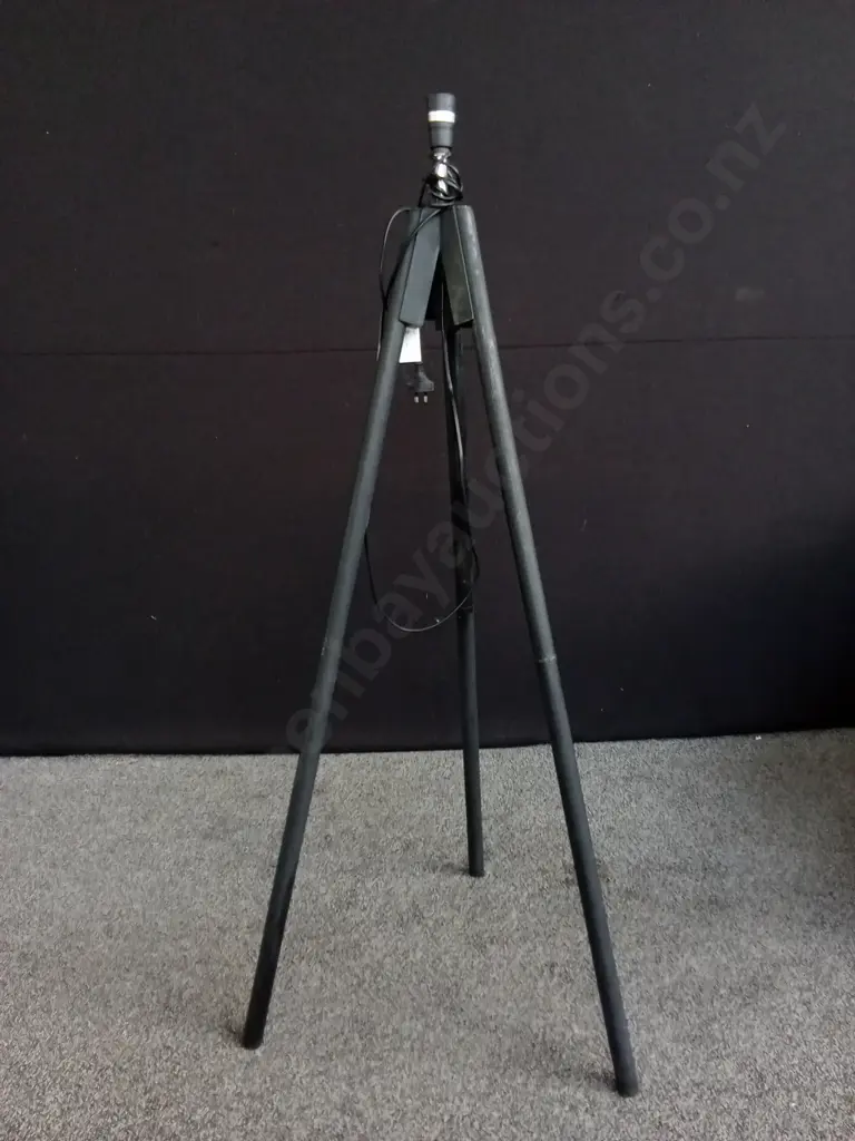 TRIPOD FLOOR LAMP H1.34M WORKING - ONE LEG DAMAGED AS SEEN IN PHOTOS Image 1++