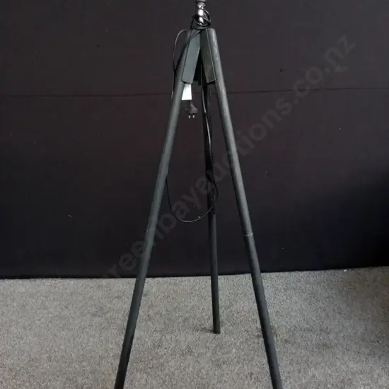 TRIPOD FLOOR LAMP H1.34M WORKING - ONE LEG DAMAGED AS SEEN IN PHOTOS