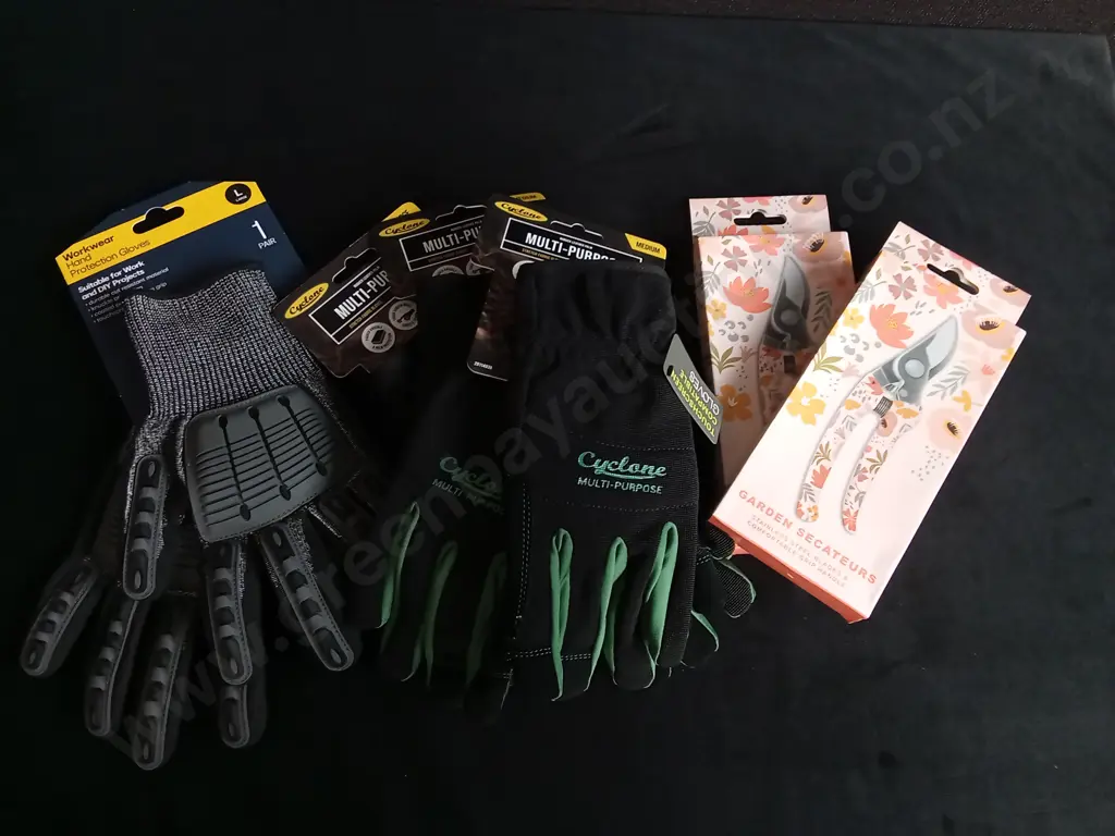 6X GARDENING ITEMS GLOVES AND SECATEURS Image 1++