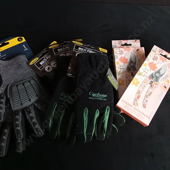 6X GARDENING ITEMS GLOVES AND SECATEURS