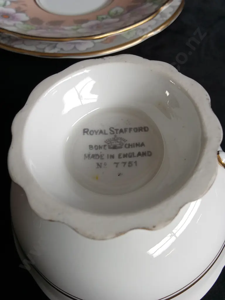 ROYAL ALBERT HEIRLOOM AND ROYAL STRATFORD 3 PIECE TEA SETS WITH BOXED AYNSLEY & CO DISH AND A ROYAL CROWN DURBY TURTLE Image 1++