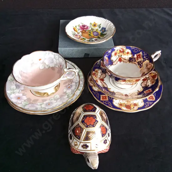 ROYAL ALBERT HEIRLOOM AND ROYAL STRATFORD 3 PIECE TEA SETS WITH BOXED AYNSLEY & CO DISH AND A ROYAL CROWN DURBY TURTLE