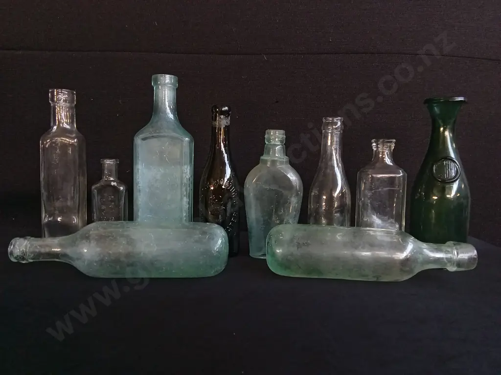 COLLECTION OF 10 VINTAGE AND ANTIQUE GLASS BOTTLES, INCLUDING APOTHECARY, MEDICINE, AMD ALCOHOL BOTTLES Image 1++
