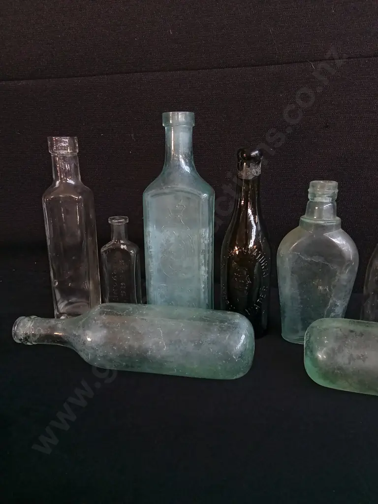 COLLECTION OF 10 VINTAGE AND ANTIQUE GLASS BOTTLES, INCLUDING APOTHECARY, MEDICINE, AMD ALCOHOL BOTTLES Image 1++
